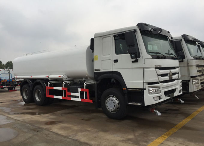 L'eau du camion de réservoir de l'eau 20CBM SINOTRUK HOWO LHD 6X4 arrosant l'OIN de camion de réservoir