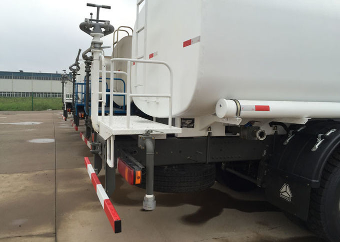 L'eau du camion de réservoir de l'eau 20CBM SINOTRUK HOWO LHD 6X4 arrosant l'OIN de camion de réservoir