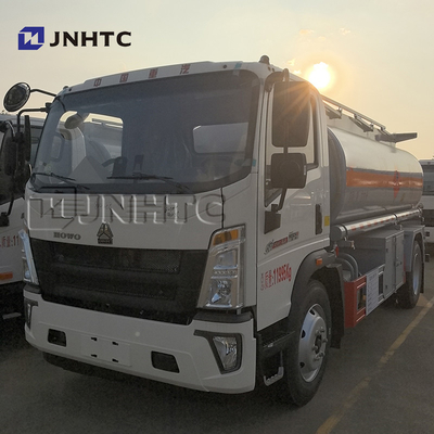 HOWO Camion-citerne à carburant 4X2 8cbm Camion-citerne à huile légère