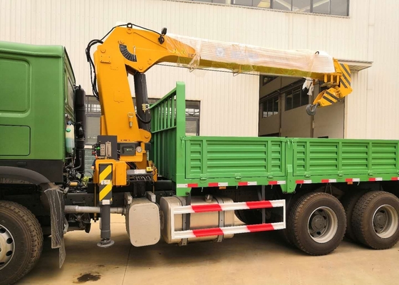 le camion de châssis de 12T 6x4 a monté la grue de boom de couleur verte de Sinotruk Howo7