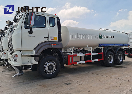 L'eau de Sinotruk Hohan 1000l arrosant la roue d'entraînement du camion 4X2