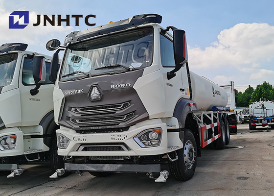 L'eau de Sinotruk Hohan 1000l arrosant la roue d'entraînement du camion 4X2