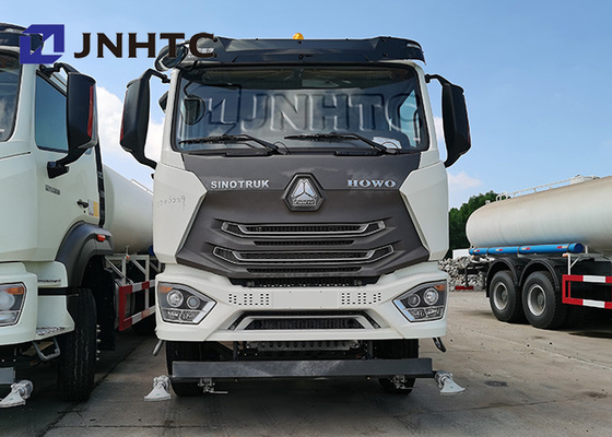 L'eau de Sinotruk Hohan 1000l arrosant la roue d'entraînement du camion 4X2