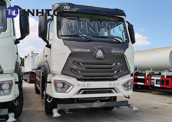 L'eau de Sinotruk Hohan 1000l arrosant la roue d'entraînement du camion 4X2