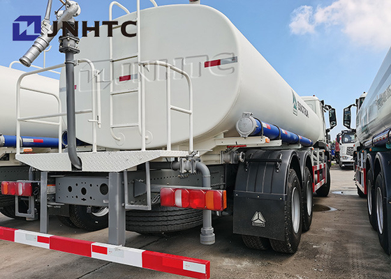L'eau de Sinotruk Hohan 1000l arrosant la roue d'entraînement du camion 4X2