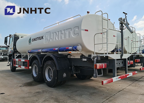 L'eau de Sinotruk Hohan 1000l arrosant la roue d'entraînement du camion 4X2