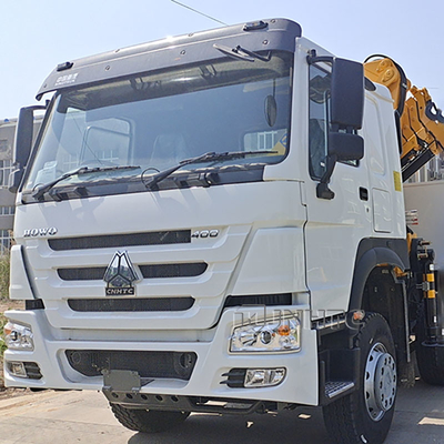 Nouveau Sinotruk Howo Fence Cargo camion 10 tonnes grue pliante 12 roues 400 chevaux À vendre
