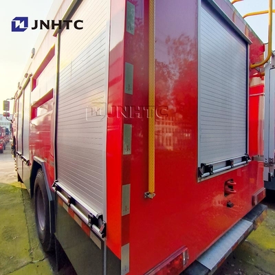 HOWO 4*4 Camion de lutte contre les incendies HOWO 5000L Cisterne à mousse d'eau Camion de lutte contre les incendies Mini Camion de lutte contre les incendies
