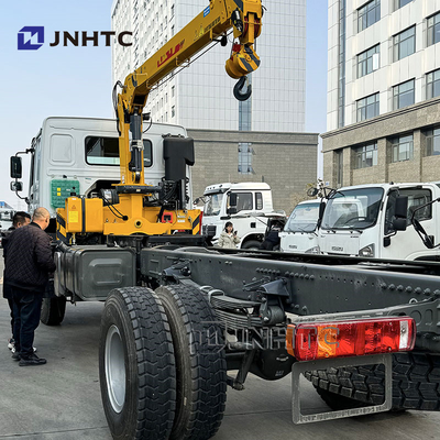 SINOTRUK HOWO Camion de chargement diesel 4x4 6 roues châssis avec grue bas prix