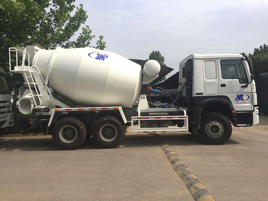 Camion blanc de mélangeur concret de Sinotruk Howo7 8M3 10M3 avec l'ARCHE PTO et la pompe
