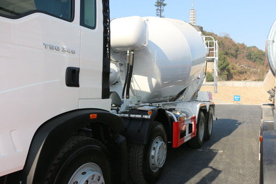 Camion de mélangeur de ciment de marque de Sinotruk Howo7 4 M3 pour l'usine de traitement en lots concrète