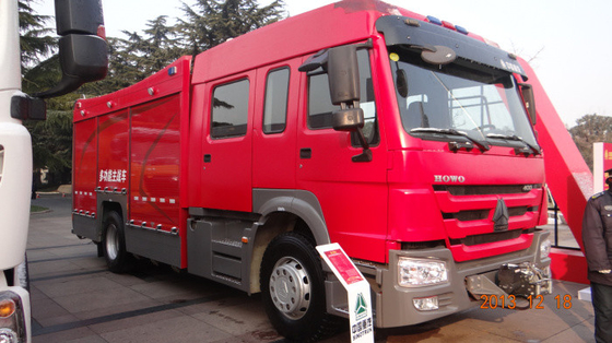 camion de pompiers de délivrance de 6m3 Sinotruk Howo avec la mousse Tan de réservoir d'eau et l'échelle