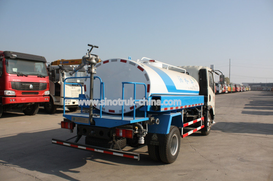 Réservoir de faible puissance des camions 10CBM du message publicitaire 4X2 de l'empattement 3360mm pour l'arroseuse de l'eau