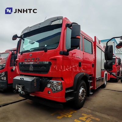 Truc de lutte contre les incendies Howo TX 5000L Cisterne à mousse d'eau 4X4 Avec camion grue