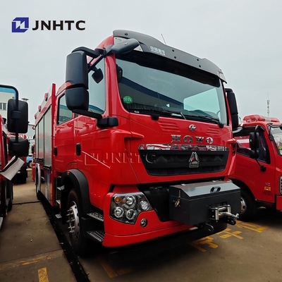 Truc de lutte contre les incendies Howo TX 5000L Cisterne à mousse d'eau 4X4 Avec camion grue