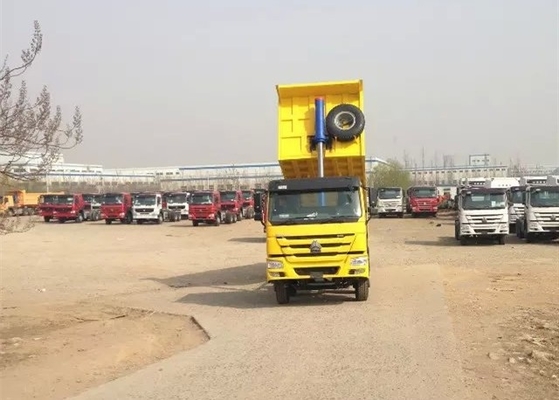 le camion à benne basculante résistant de 8×4 371HP 32 tonnes chargent la couleur jaune rouge blanche de boîte de la décharge 30CBM