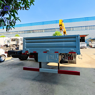 SINOTRUCK 4X2 6 roues camion de marchandises avec grue camion monté grue à vendre