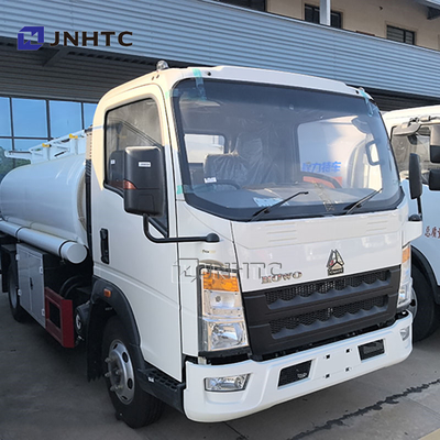 Sinotruk Howo Mini réservoir d'huile légère 4x2 3000L camion-citerne