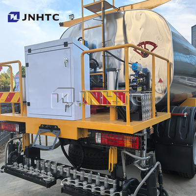 HOWO 4X2 Route Construction Trailer Distributeur de l'asphalte camion avec barre de pulvérisation pour l'asphalte de préparation