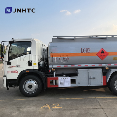 HOWO Camion-citerne à carburant 4X2 8cbm Camion-citerne à huile légère