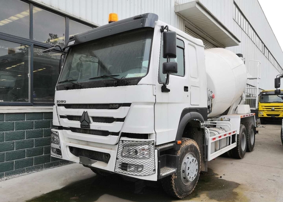 Le camion blanc du mélangeur 10CBM concret, RHD 10 roule le camion de pompe de mélangeur concret