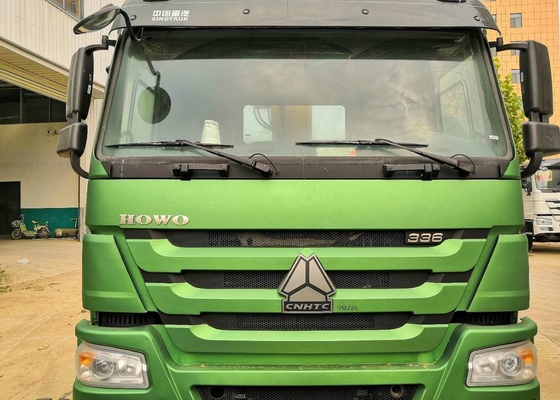 le camion de châssis de 12T 6x4 a monté la grue de boom de couleur verte de Sinotruk Howo7