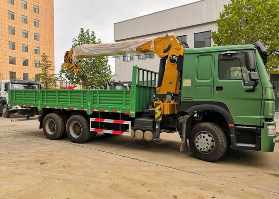 le camion de châssis de 12T 6x4 a monté la grue de boom de couleur verte de Sinotruk Howo7