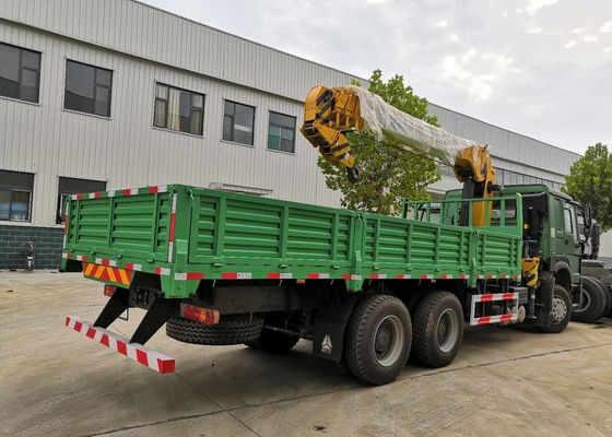 le camion de châssis de 12T 6x4 a monté la grue de boom de couleur verte de Sinotruk Howo7