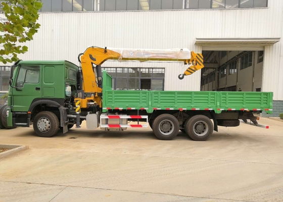 le camion de châssis de 12T 6x4 a monté la grue de boom de couleur verte de Sinotruk Howo7