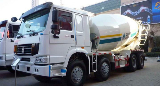 tonne blanche rouge ccc de la couleur 20-60 de camion de mélangeur concret de 16cbm 8x4 Sinotruk HOWO passée