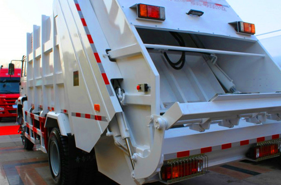 Volume blanc du camion SINOTRUK HOWO 4x2 6000L de compacteur de déchets de la couleur 12m3