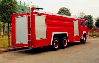 Véhicules de sauvetage rouges et blancs du feu du camion de pompiers SINOTRUK HOWO 6x4 12m3 de délivrance de sapeur-pompier