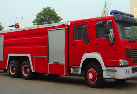 Véhicules de sauvetage rouges et blancs du feu du camion de pompiers SINOTRUK HOWO 6x4 12m3 de délivrance de sapeur-pompier