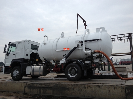 Le camion 10000L-15000L 4X2 6 d'aspiration d'eaux d'égout de SINOTRUK HOWO roule des camions d'eaux usées