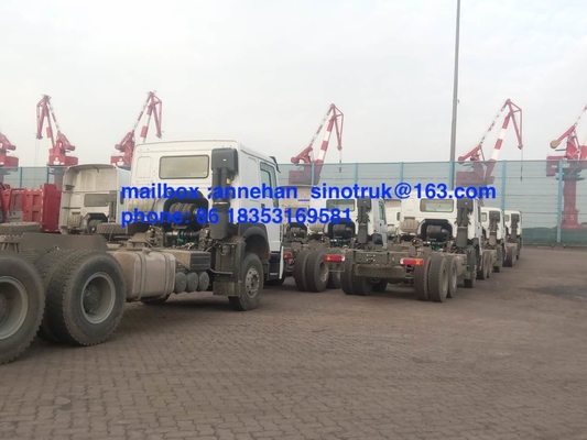 Sinotruk 6x4 10 roule la cabine du camion 371hp HW79 de tracteur avec 2 dormeurs et climatiseurs