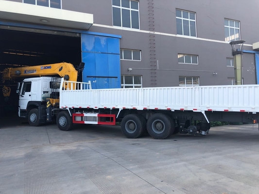 20 le camion de Sinotruk Howo 8x4 de tonne a monté le boom droit de grue