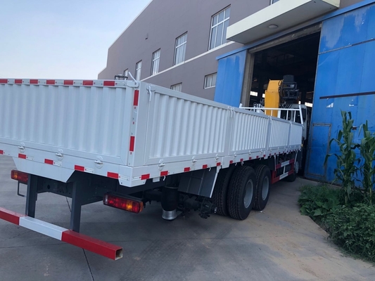 20 le camion de Sinotruk Howo 8x4 de tonne a monté le boom droit de grue