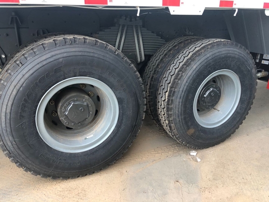 20 le camion de Sinotruk Howo 8x4 de tonne a monté le boom droit de grue