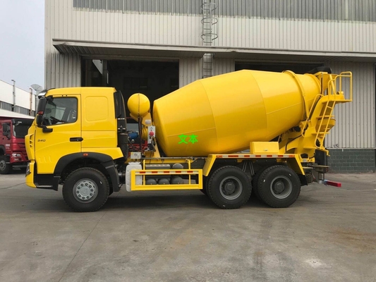 Camion de réservoir de mélangeur de HC16 Sinotruk 10M3 avec la pompe et le moteur de l'Italie
