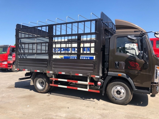 Le camion léger rouge de HOWO, le message publicitaire de faible puissance troque 4x2 capacité de 5 tonnes