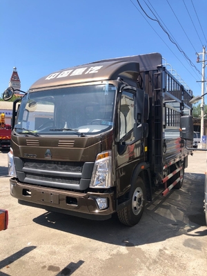 Le camion léger rouge de HOWO, le message publicitaire de faible puissance troque 4x2 capacité de 5 tonnes