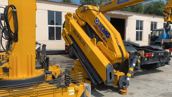 grue montée par camion ZZ1257M4341W de Sinotruk Xcmg de roues de 10T 336hp 10