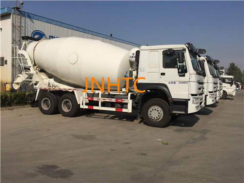 Howo Sinotruk 9 sièges cubiques du camion deux de mélangeur de ciment de 10m3 12CBM
