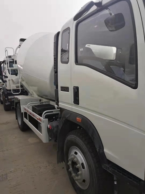 Prix d'usine HOWO 3cbm 5M3 charge légère 4x2 béton auto-chargement camion mélangeur de béton