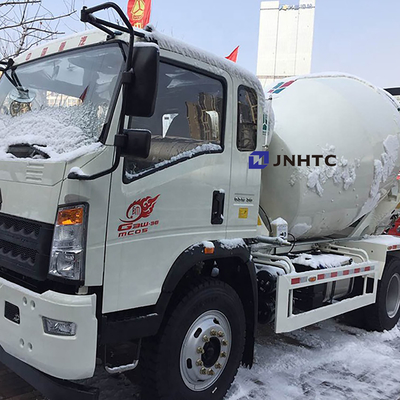 Individu de faible puissance de camion de mélangeur de ciment de HOWO chargeant 4x2 3cbm 5M3