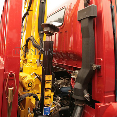 Le camion de Sinotruk HOWO 4x2 a monté le camion télescopique de Crane Hook Folding Arm Lifting