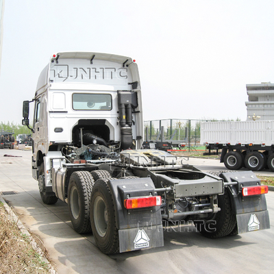 Camions de remorque de tracteur de la tête 6x4 RHD de tracteur de Sinotruk HOWO en Tanzanie