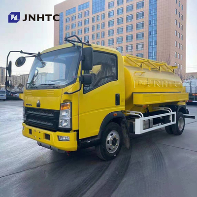 Les camions commerciaux de faible puissance de HOWO 4x2 116hp 5cbm remplissent de combustible le camion-citerne aspirateur