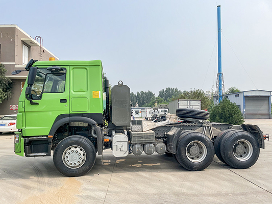 Euro2 LHD Sinotruk Howo 10 roule le camion de remorque de tracteur de 371 puissances en chevaux 50 tonnes