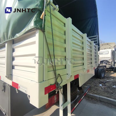 Camion militaire blanc 4X4 de HOWO pour le soldat Transport